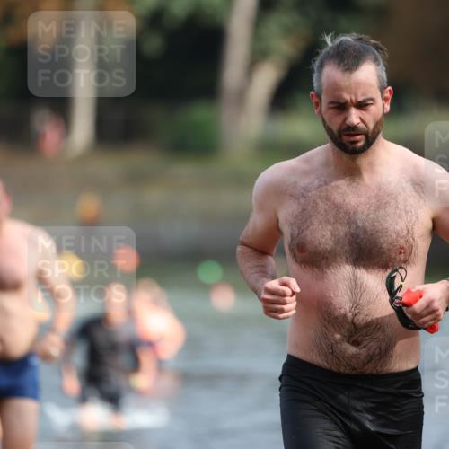 14.09.2025 - Stadtparktriathlon Michael Strokosch http://msf.ph/oto/8869604 14.09.2025 10:54:36 Schwimmen 843, 876, 891, 895, 900 meine-sportfotos.de