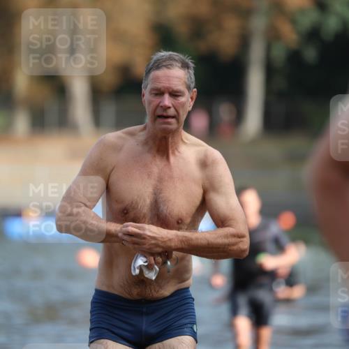 14.09.2025 - Stadtparktriathlon Michael Strokosch http://msf.ph/oto/8869617 14.09.2025 10:54:40 Schwimmen 843, 876, 895, 900 meine-sportfotos.de