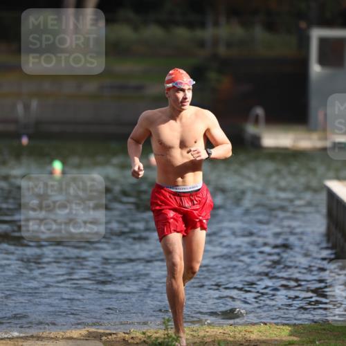 14.09.2025 - Stadtparktriathlon Michael Strokosch http://msf.ph/oto/8869677 14.09.2025 10:55:34 Schwimmen 828, 890, 911 meine-sportfotos.de