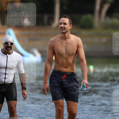 14.09.2025 - Stadtparktriathlon Michael Strokosch http://msf.ph/oto/8869694 14.09.2025 10:55:38 Schwimmen 828, 890, 911 meine-sportfotos.de