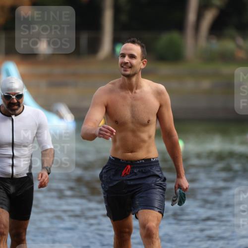 14.09.2025 - Stadtparktriathlon Michael Strokosch http://msf.ph/oto/8869696 14.09.2025 10:55:38 Schwimmen 828, 890, 911 meine-sportfotos.de
