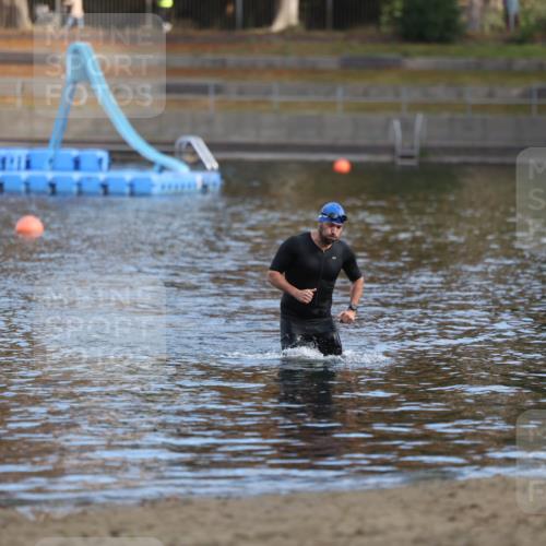 14.09.2025 - Stadtparktriathlon Michael Strokosch http://msf.ph/oto/8869768 14.09.2025 10:57:27 Schwimmen 824 meine-sportfotos.de