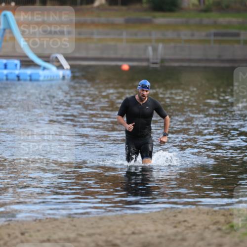 14.09.2025 - Stadtparktriathlon Michael Strokosch http://msf.ph/oto/8869772 14.09.2025 10:57:29 Schwimmen 824 meine-sportfotos.de