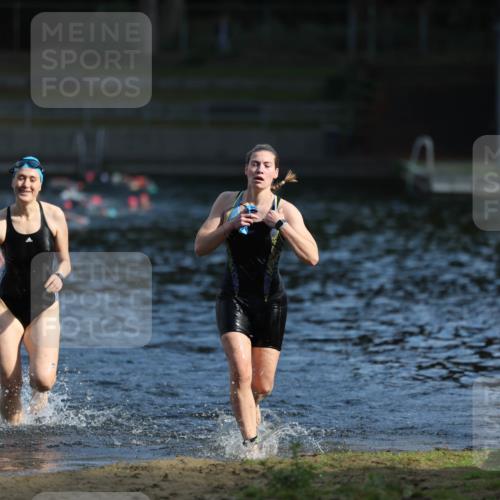 14.09.2025 - Stadtparktriathlon Michael Strokosch http://msf.ph/oto/8869953 14.09.2025 11:10:43 Schwimmen 950, 961, 967 meine-sportfotos.de