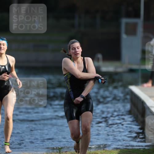14.09.2025 - Stadtparktriathlon Michael Strokosch http://msf.ph/oto/8869957 14.09.2025 11:10:44 Schwimmen 950, 961, 967 meine-sportfotos.de