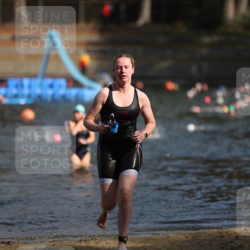 14.09.2025 - Stadtparktriathlon Michael Strokosch http://msf.ph/oto/8870053 14.09.2025 11:11:37 Schwimmen 951, 985, 1000 meine-sportfotos.de