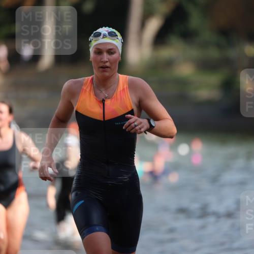 14.09.2025 - Stadtparktriathlon Michael Strokosch http://msf.ph/oto/8870236 14.09.2025 11:12:45 Schwimmen 932, 935, 979, 984, 996, 1015 meine-sportfotos.de