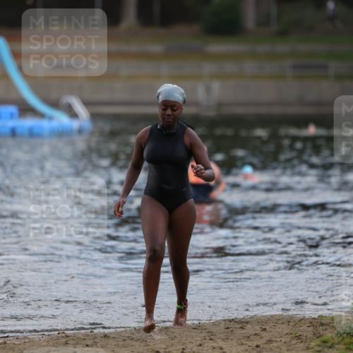 14.09.2025 - Stadtparktriathlon Michael Strokosch http://msf.ph/oto/8870715 14.09.2025 11:15:49 Schwimmen 924, 1005 meine-sportfotos.de