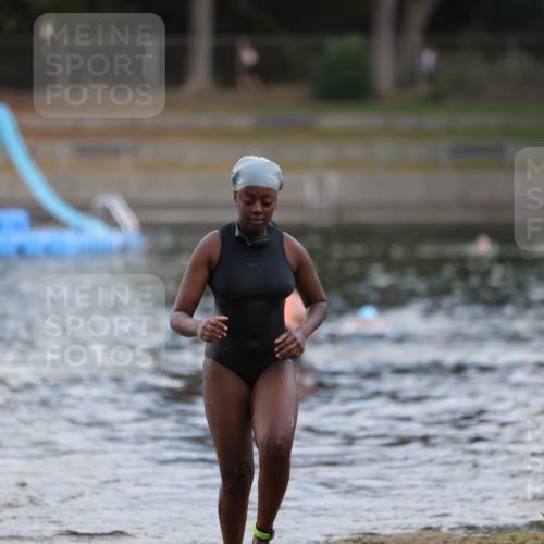 14.09.2025 - Stadtparktriathlon Michael Strokosch http://msf.ph/oto/8870718 14.09.2025 11:15:50 Schwimmen 924, 1005 meine-sportfotos.de