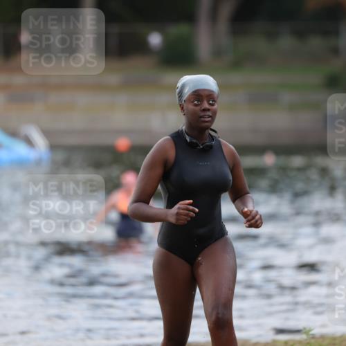 14.09.2025 - Stadtparktriathlon Michael Strokosch http://msf.ph/oto/8870726 14.09.2025 11:15:51 Schwimmen 924, 1005 meine-sportfotos.de