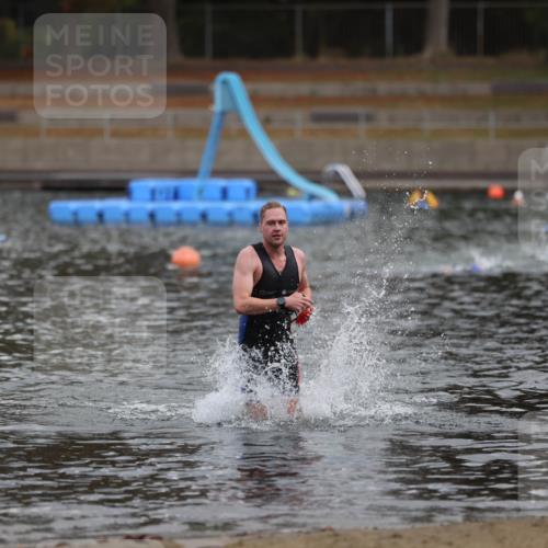 14.09.2025 - Stadtparktriathlon Michael Strokosch http://msf.ph/oto/8870810 14.09.2025 11:28:09 Schwimmen 1069 meine-sportfotos.de