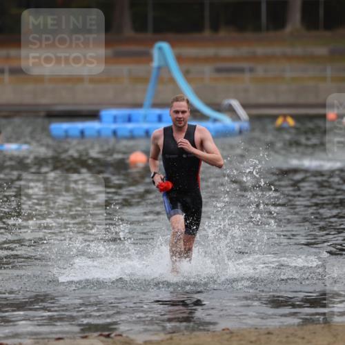 14.09.2025 - Stadtparktriathlon Michael Strokosch http://msf.ph/oto/8870813 14.09.2025 11:28:10 Schwimmen 1069 meine-sportfotos.de