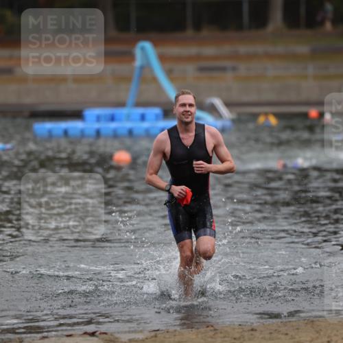14.09.2025 - Stadtparktriathlon Michael Strokosch http://msf.ph/oto/8870817 14.09.2025 11:28:11 Schwimmen 1069 meine-sportfotos.de