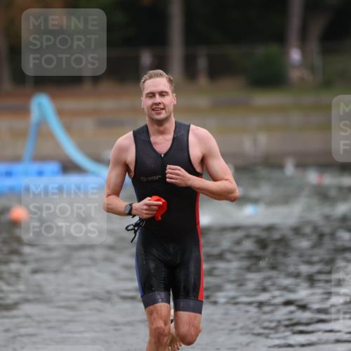 14.09.2025 - Stadtparktriathlon Michael Strokosch http://msf.ph/oto/8870827 14.09.2025 11:28:13 Schwimmen 1069, 1093 meine-sportfotos.de