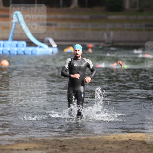 14.09.2025 - Stadtparktriathlon Michael Strokosch http://msf.ph/oto/8870877 14.09.2025 11:28:45 Schwimmen 1067, 1082 meine-sportfotos.de