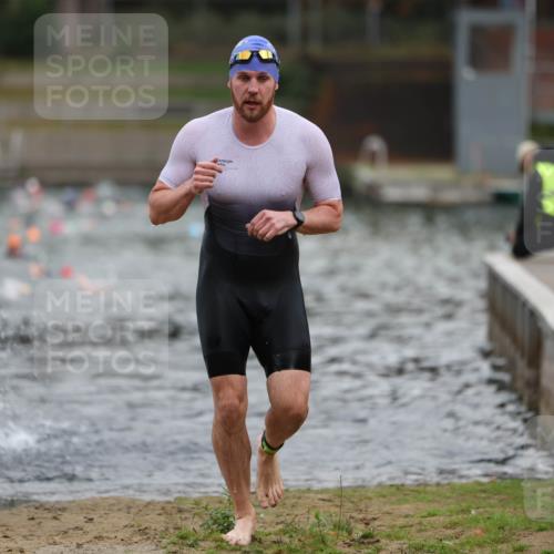 14.09.2025 - Stadtparktriathlon Michael Strokosch http://msf.ph/oto/8871033 14.09.2025 11:30:40 Schwimmen 1041, 1092, 1115 meine-sportfotos.de