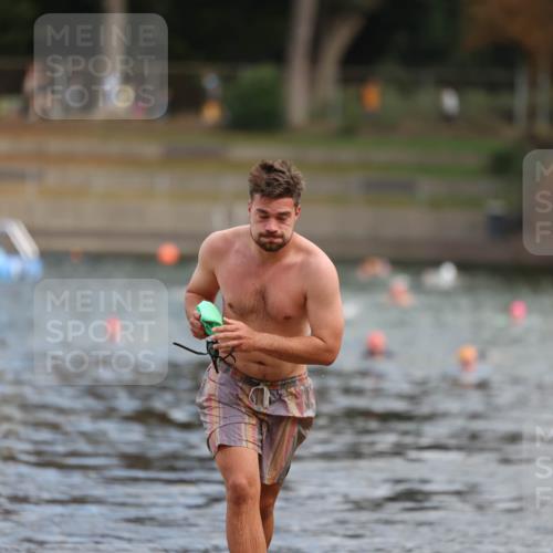 14.09.2025 - Stadtparktriathlon Michael Strokosch http://msf.ph/oto/8871360 14.09.2025 11:32:56 Schwimmen 1053 meine-sportfotos.de