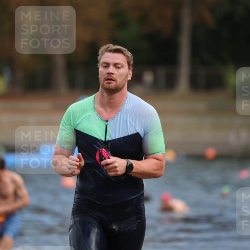 14.09.2025 - Stadtparktriathlon Michael Strokosch http://msf.ph/oto/8871476 14.09.2025 11:33:44 Schwimmen 1084, 1110 meine-sportfotos.de