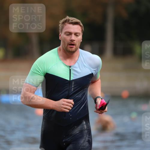 14.09.2025 - Stadtparktriathlon Michael Strokosch http://msf.ph/oto/8871478 14.09.2025 11:33:44 Schwimmen 1084, 1110 meine-sportfotos.de