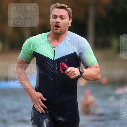 14.09.2025 - Stadtparktriathlon Michael Strokosch http://msf.ph/oto/8871480 14.09.2025 11:33:45 Schwimmen 1084, 1110 meine-sportfotos.de