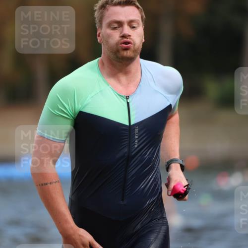 14.09.2025 - Stadtparktriathlon Michael Strokosch http://msf.ph/oto/8871481 14.09.2025 11:33:45 Schwimmen 1084, 1110 meine-sportfotos.de