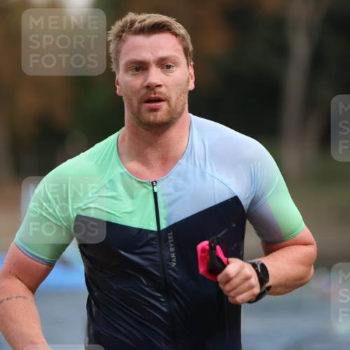 14.09.2025 - Stadtparktriathlon Michael Strokosch http://msf.ph/oto/8871483 14.09.2025 11:33:45 Schwimmen 1084, 1110 meine-sportfotos.de