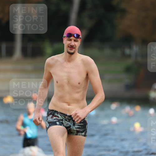 14.09.2025 - Stadtparktriathlon Michael Strokosch http://msf.ph/oto/8871495 14.09.2025 11:33:59 Schwimmen 1029, 1049, 1056 meine-sportfotos.de