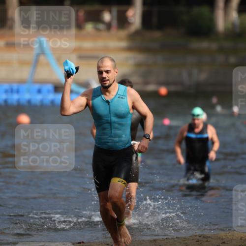 14.09.2025 - Stadtparktriathlon Michael Strokosch http://msf.ph/oto/8871505 14.09.2025 11:34:05 Schwimmen 1049, 1056, 1121 meine-sportfotos.de