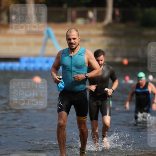 14.09.2025 - Stadtparktriathlon Michael Strokosch http://msf.ph/oto/8871507 14.09.2025 11:34:05 Schwimmen 1049, 1056, 1121 meine-sportfotos.de