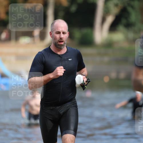 14.09.2025 - Stadtparktriathlon Michael Strokosch http://msf.ph/oto/8871632 14.09.2025 11:35:05 Schwimmen 1050, 1081, 1089 meine-sportfotos.de