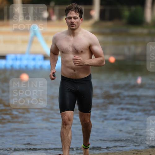 14.09.2025 - Stadtparktriathlon Michael Strokosch http://msf.ph/oto/8871643 14.09.2025 11:35:15 Schwimmen 1057, 1081 meine-sportfotos.de