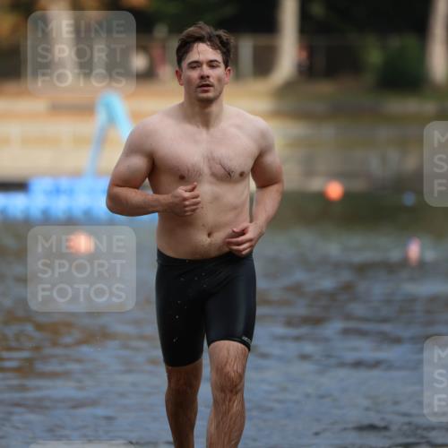 14.09.2025 - Stadtparktriathlon Michael Strokosch http://msf.ph/oto/8871645 14.09.2025 11:35:16 Schwimmen 1057, 1081 meine-sportfotos.de