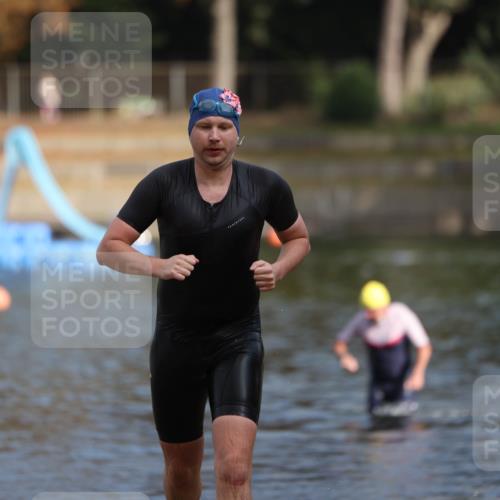14.09.2025 - Stadtparktriathlon Michael Strokosch http://msf.ph/oto/8871695 14.09.2025 11:35:51 Schwimmen 1059, 1061 meine-sportfotos.de
