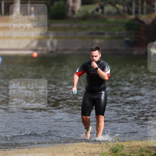 14.09.2025 - Stadtparktriathlon Michael Strokosch http://msf.ph/oto/8872776 14.09.2025 11:58:41 Schwimmen 1208, 1215 meine-sportfotos.de