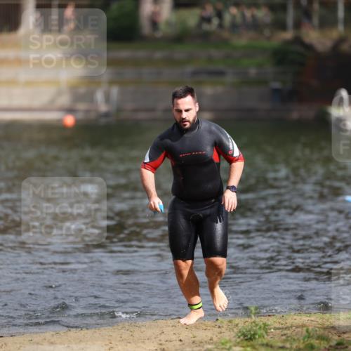 14.09.2025 - Stadtparktriathlon Michael Strokosch http://msf.ph/oto/8872785 14.09.2025 11:58:42 Schwimmen 1208, 1215 meine-sportfotos.de