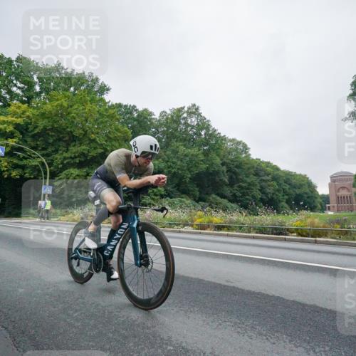 14.09.2025 - Stadtparktriathlon Michael Burmester http://msf.ph/oto/8888901 14.09.2025 08:56:36 Radfahren 326, 333, 345, 347, 366, 375, 451 meine-sportfotos.de