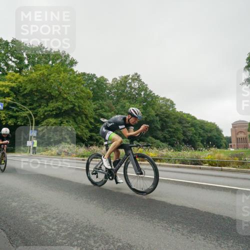 14.09.2025 - Stadtparktriathlon Michael Burmester http://msf.ph/oto/8889232 14.09.2025 09:08:29 Radfahren 301, 363, 371, 373, 381, 393, 400, 430 meine-sportfotos.de