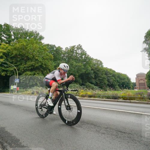 14.09.2025 - Stadtparktriathlon Michael Burmester http://msf.ph/oto/8890746 14.09.2025 10:03:22 Radfahren 592, 597 meine-sportfotos.de