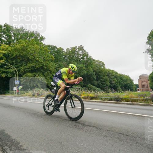 14.09.2025 - Stadtparktriathlon Michael Burmester http://msf.ph/oto/8890834 14.09.2025 10:08:50 Radfahren 550, 587, 593 meine-sportfotos.de