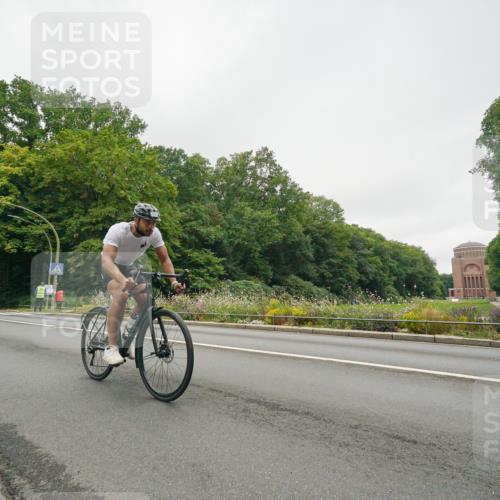 14.09.2025 - Stadtparktriathlon Michael Burmester http://msf.ph/oto/8890836 14.09.2025 10:08:59 Radfahren 576, 585, 614 meine-sportfotos.de