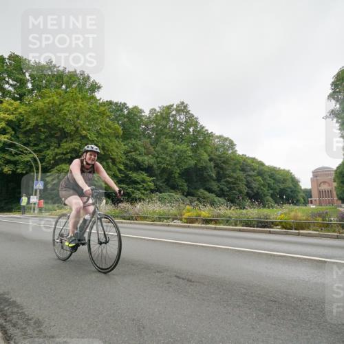 14.09.2025 - Stadtparktriathlon Michael Burmester http://msf.ph/oto/8891282 14.09.2025 10:29:05 Radfahren 532, 565, 581, 655, 688, 702, 721 meine-sportfotos.de