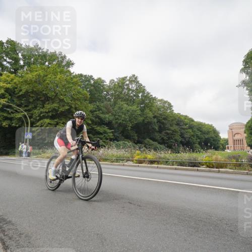 14.09.2025 - Stadtparktriathlon Michael Burmester http://msf.ph/oto/8891460 14.09.2025 10:37:43 Radfahren 639, 648 meine-sportfotos.de