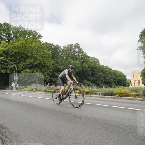 14.09.2025 - Stadtparktriathlon Michael Burmester http://msf.ph/oto/8891464 14.09.2025 10:37:58 Radfahren 721, 723, 782, 804 meine-sportfotos.de