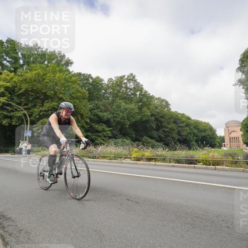 14.09.2025 - Stadtparktriathlon Michael Burmester http://msf.ph/oto/8891482 14.09.2025 10:38:32 Radfahren 645, 700, 704, 777 meine-sportfotos.de