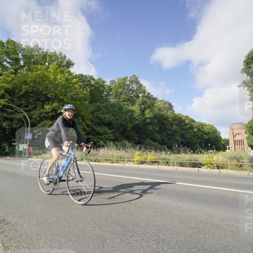 14.09.2025 - Stadtparktriathlon Michael Burmester http://msf.ph/oto/8891725 14.09.2025 10:43:15 Radfahren 663, 664 meine-sportfotos.de