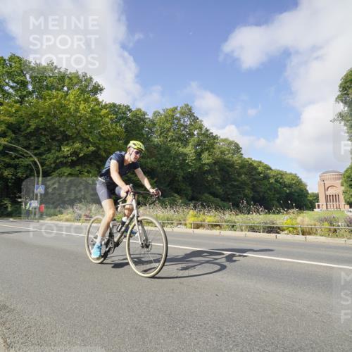 14.09.2025 - Stadtparktriathlon Michael Burmester http://msf.ph/oto/8891741 14.09.2025 10:43:45 Radfahren 651, 717, 797, 806 meine-sportfotos.de