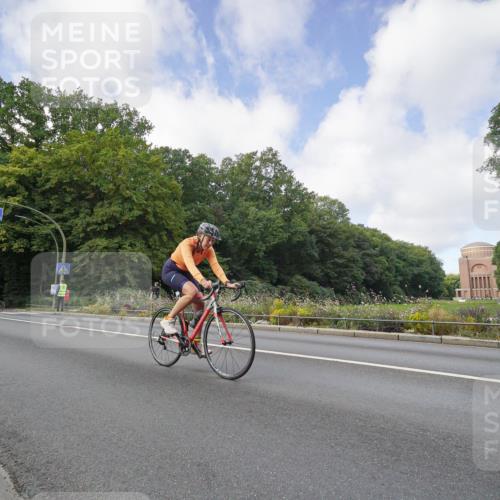 14.09.2025 - Stadtparktriathlon Michael Burmester http://msf.ph/oto/8891887 14.09.2025 10:49:17 Radfahren 637, 755, 774, 816 meine-sportfotos.de