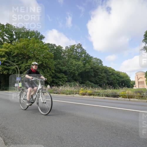 14.09.2025 - Stadtparktriathlon Michael Burmester http://msf.ph/oto/8891927 14.09.2025 10:51:32 Radfahren 664, 682 meine-sportfotos.de