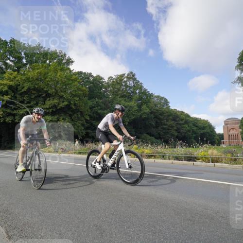 14.09.2025 - Stadtparktriathlon Michael Burmester http://msf.ph/oto/8891953 14.09.2025 10:52:24 Radfahren 633, 655, 663, 748, 800, 805, 806 meine-sportfotos.de