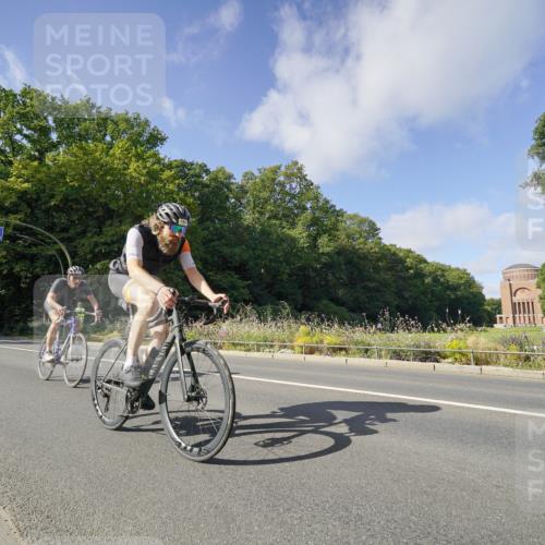 14.09.2025 - Stadtparktriathlon Michael Burmester http://msf.ph/oto/8892265 14.09.2025 11:02:07 Radfahren 729, 779, 780, 790, 822, 842, 868, 875, 900 meine-sportfotos.de